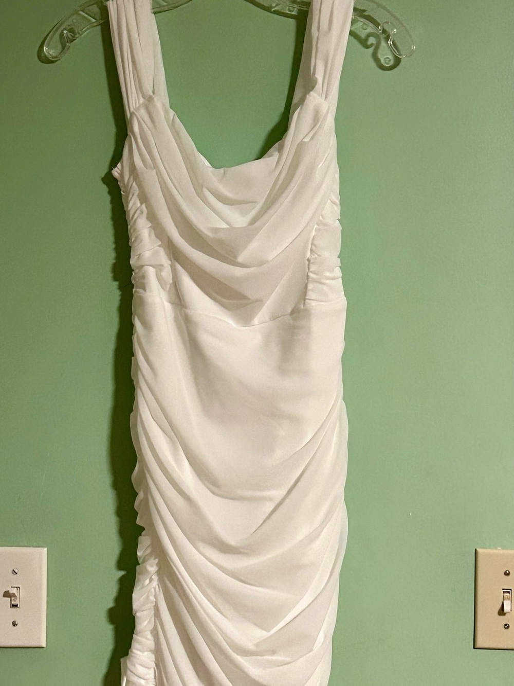 Elegant white cowl-neck sleeveless mini dress🔥